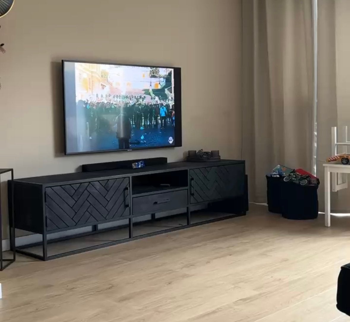 Tv meubel zwart vissegraat, 150 tot 200 cm, Ophalen of Verzenden, Zo goed als nieuw, Minder dan 100 cm
