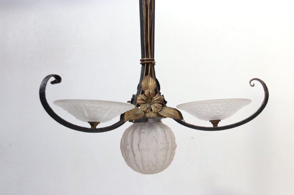 Franse art deco hanglamp, smeedijzer en geperst glas, Antiek en Kunst, Ophalen