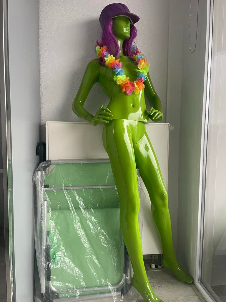 Groene paspop met pruik, pet en bloemenketting, Ophalen, Gebruikt, Overige typen, Overige