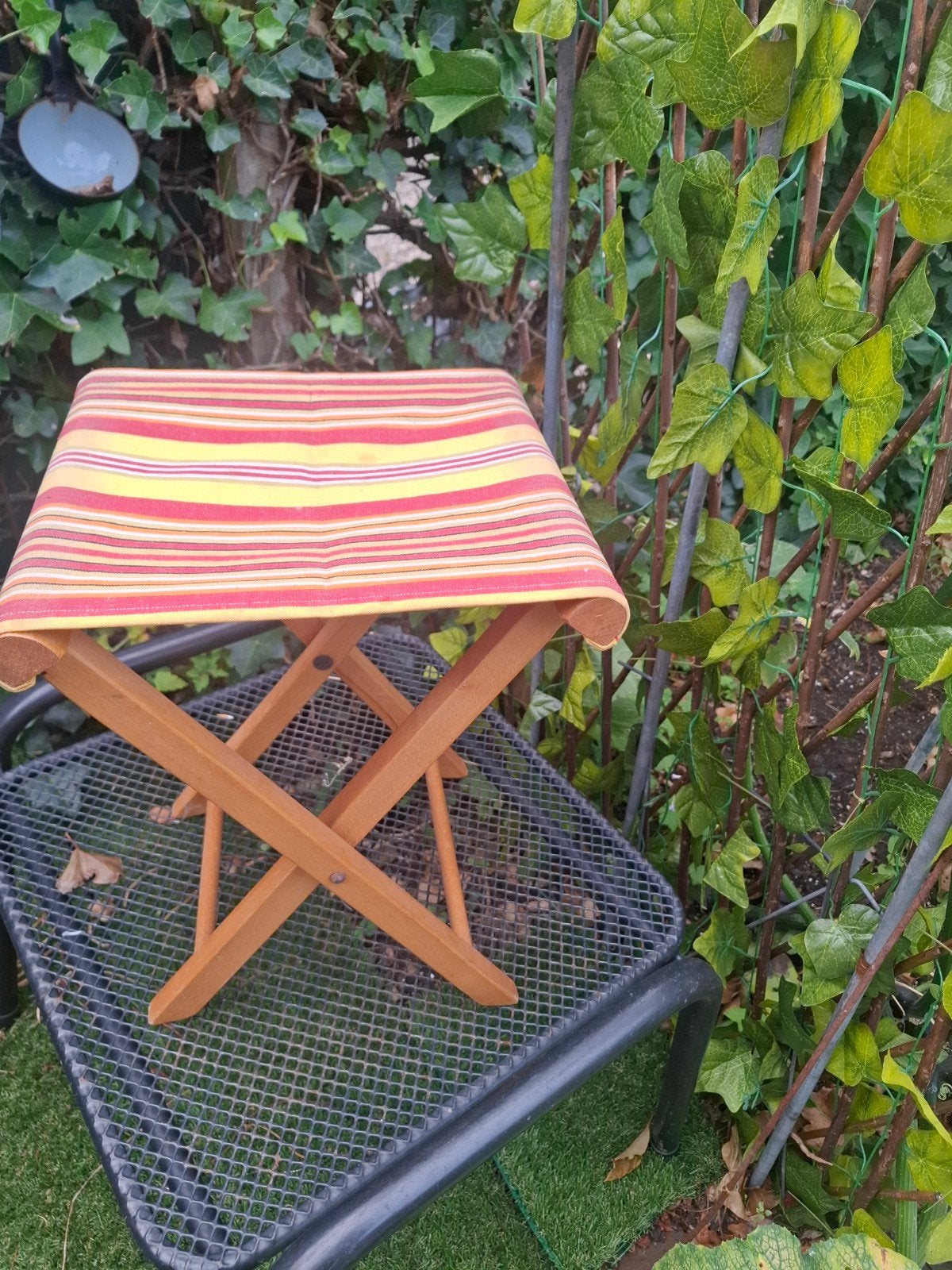 Opvouwbaar krukje met gestreepte zitting, Ophalen of Verzenden, Gebruikt, Hout