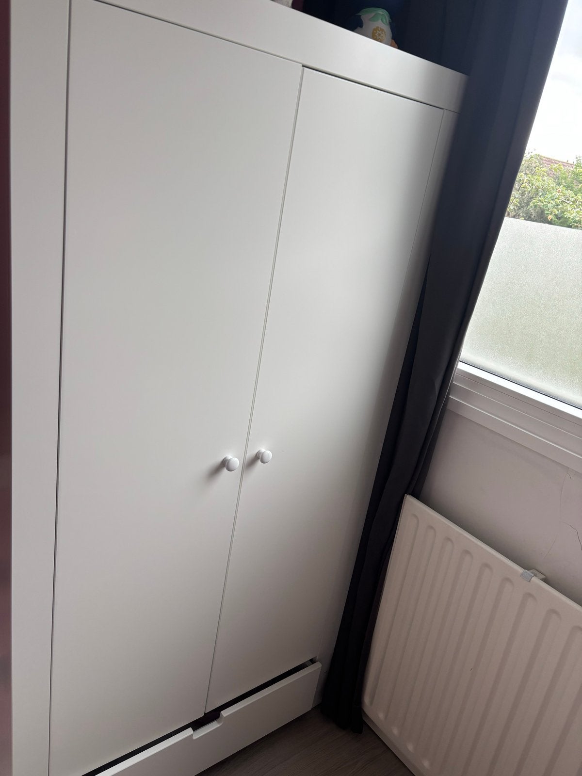Witte kledingkast met planken en hangruimte, Kinderen en Baby's, Kinderkamer | Commodes en Kasten, Ophalen, Gebruikt, 50 tot 70 cm