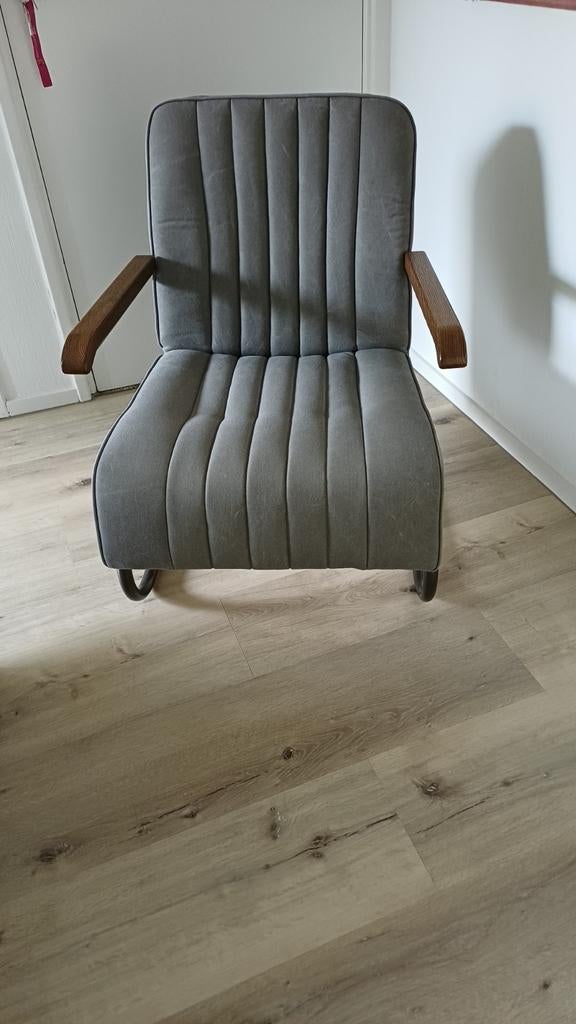Grijze fauteuil met houten armleuningen, Ophalen