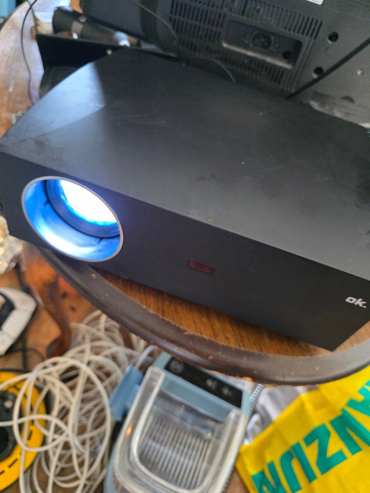 OK. Projector - Compacte Beamer voor Thuisbioscoop, Ophalen, Gebruikt, LED, OK.