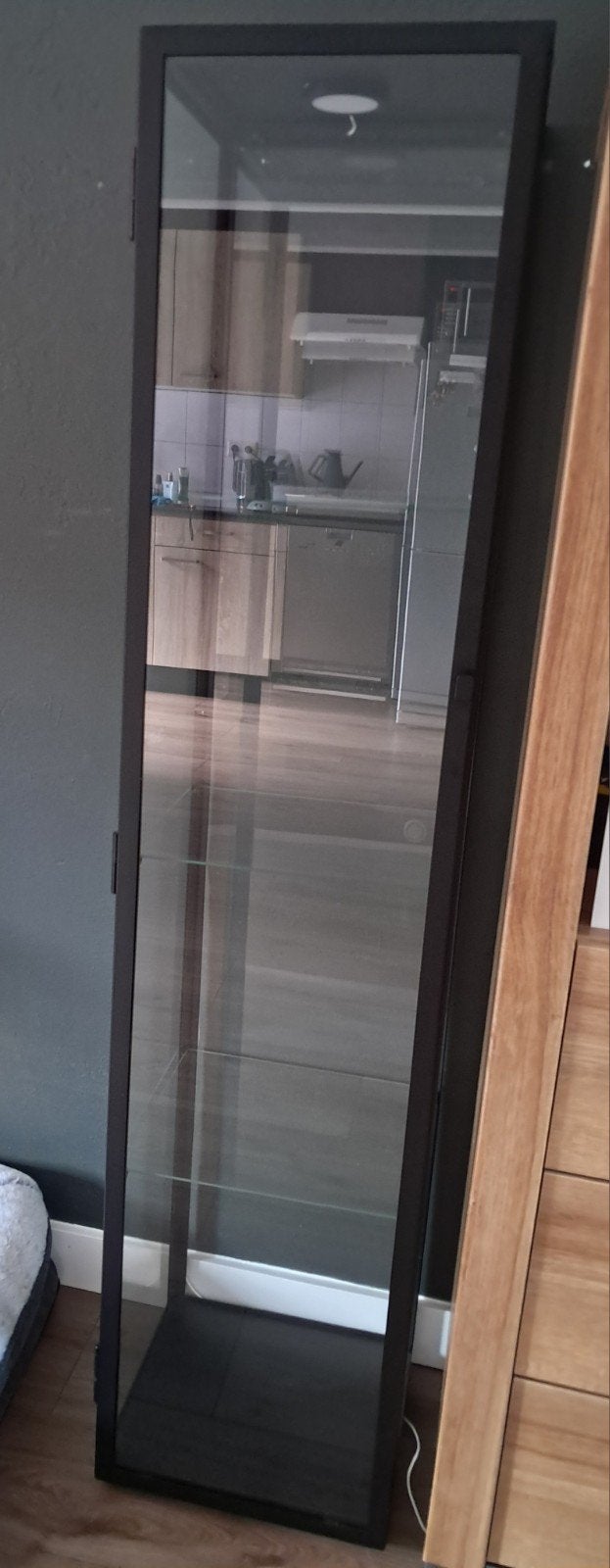 Moderne vitrinekast met glazen planken, Huis en Inrichting, Kasten | Vitrinekasten, Minder dan 50 cm, Met deur(en), Ophalen of Verzenden