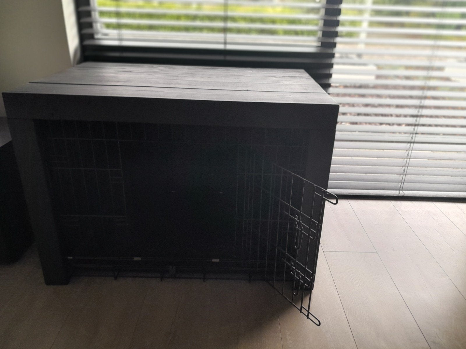 Hondenbench 76x48x54 met ombouw zwart, Ophalen, Zo goed als nieuw