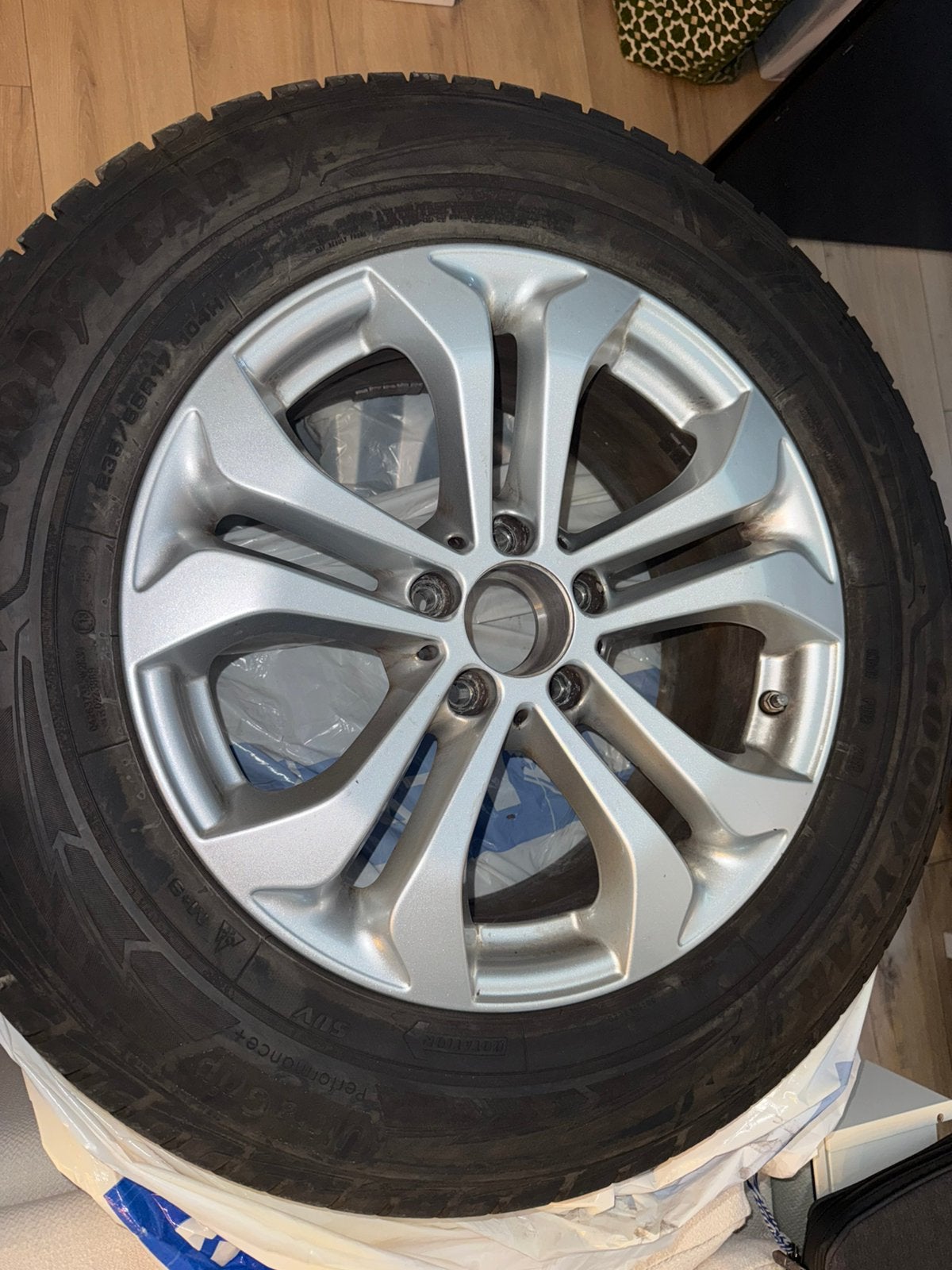 4 Originele Mercedes 17 inch velgen + Goodyear winterbanden, Ophalen, Gebruikt, 17 inch, Winterbanden