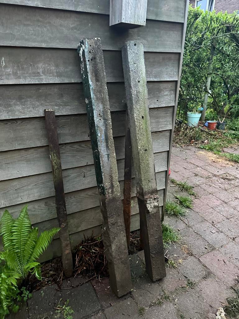 Twee gebruikte betonpalen, Doe-het-zelf en Verbouw, Overige Doe-het-zelf en Verbouw, Gebruikt, Ophalen