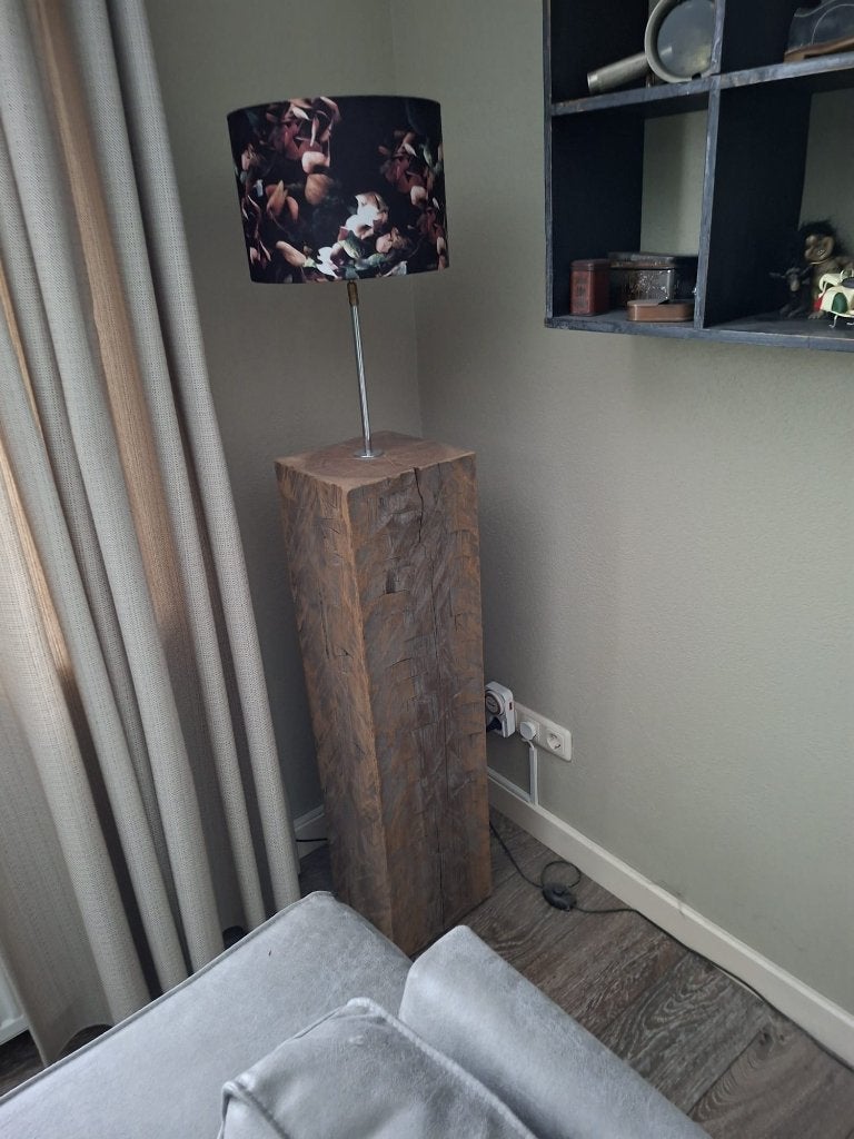 Staande vloerlamp met massief houten kolom (zwaar), Huis en Inrichting, Ophalen, 100 tot 150 cm, E27 (groot), Hout