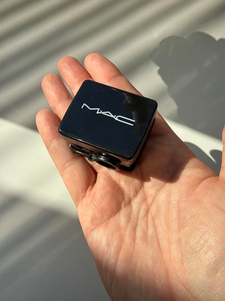 MAC Make-up Puntenslijper - Zo goed als nieuw, Sieraden, Tassen en Uiterlijk, Uiterlijk | Cosmetica en Make-up, Ogen, Zwart, Ophalen of Verzenden