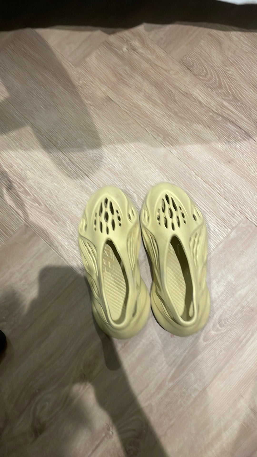 Yeezy foams geel, Ophalen of Verzenden, Zo goed als nieuw, Geel