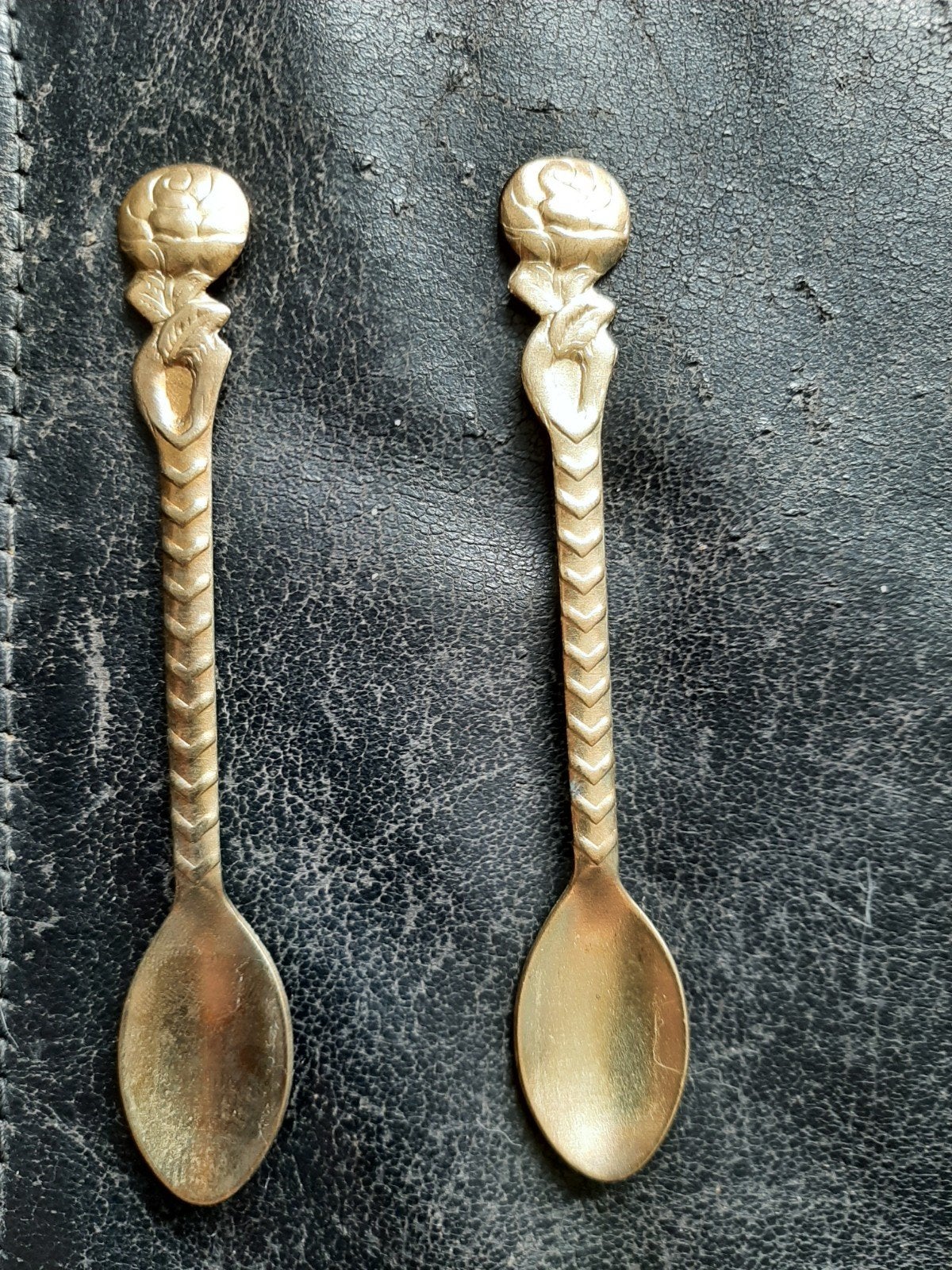 Set van 2 decoratieve koperen lepeltjes met roos, Antiek en Kunst, Antiek | Bestek, Ophalen of Verzenden