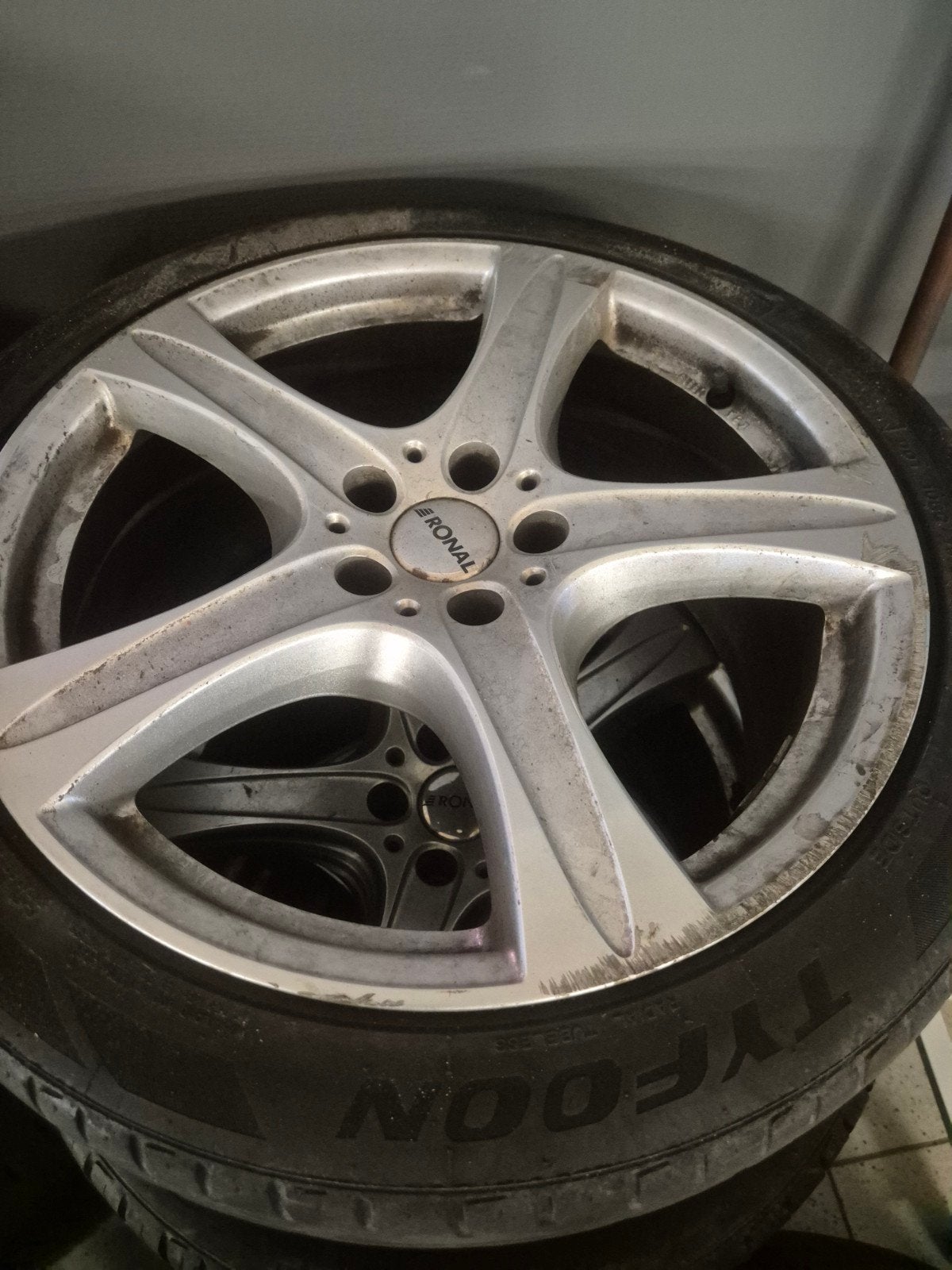 Ronal velgen met Tyfoon zomerbanden - 18 inch, Auto-onderdelen, Ophalen, Gebruikt