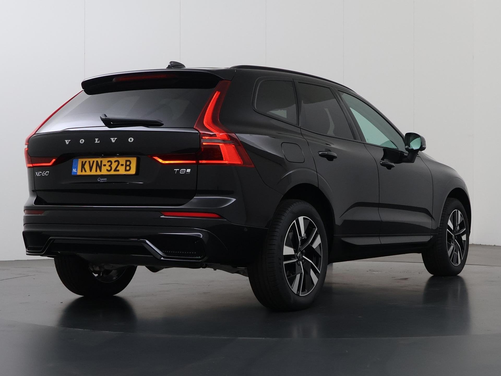 Volvo XC60 2.0 T8 Plug-in hybrid AWD Plus Dark | NIEUW | Lon, Automaat, Dealer onderhouden, Gebruikt, Euro 6