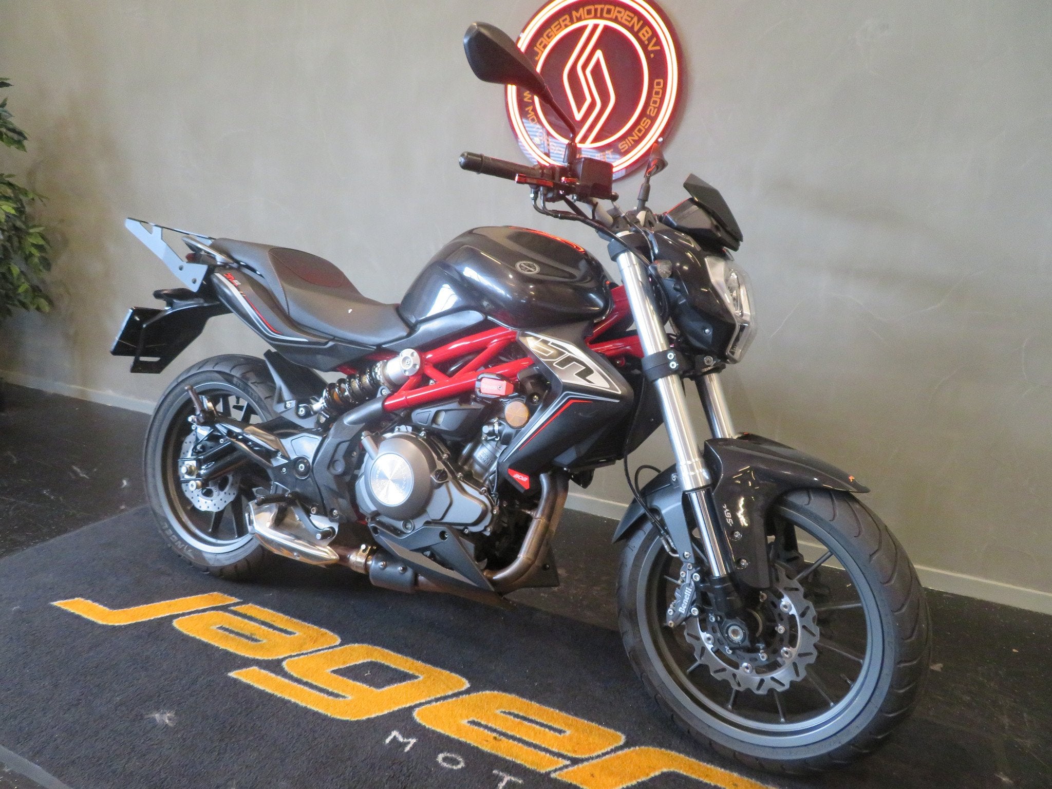 Benelli BN 302 BN302 NIEUWSTAAT! (bj 2019), Motoren, Naked bike, Gebruikt, Bedrijf