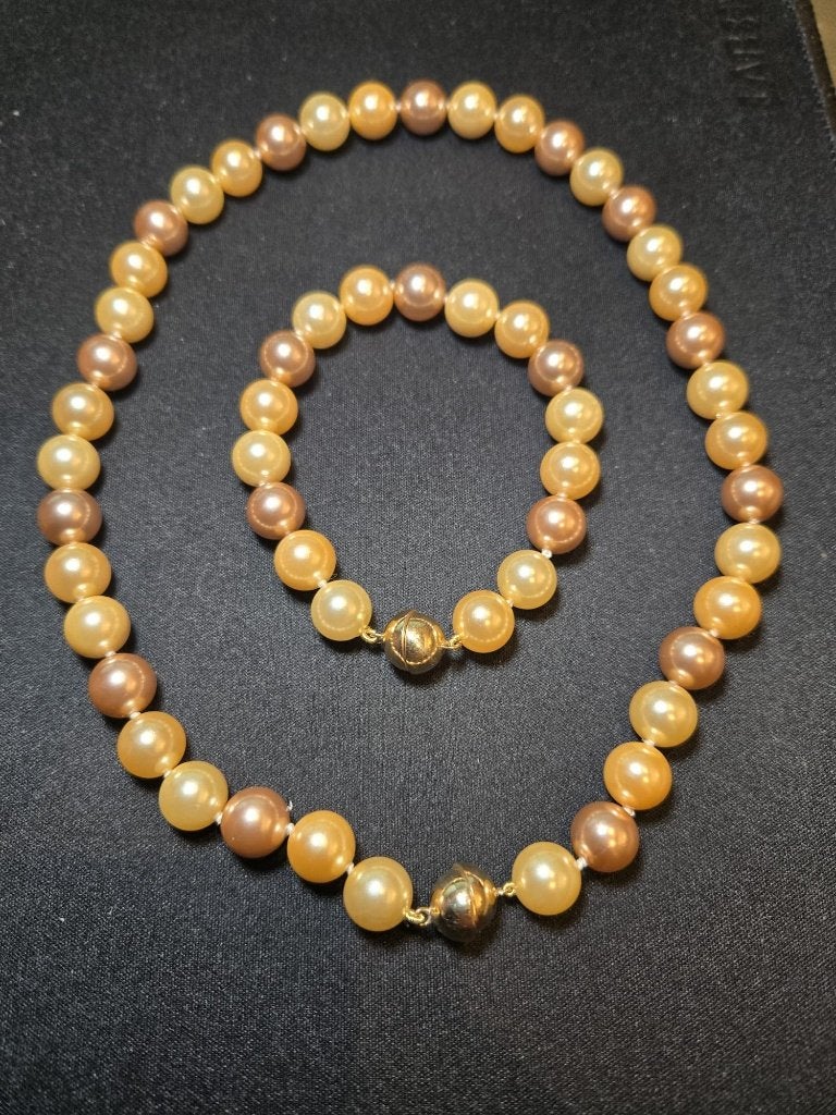 (241a) Crème parelset ketting en armband met magneetslot, Ophalen of Verzenden, Zo goed als nieuw, Goud, Overige materialen
