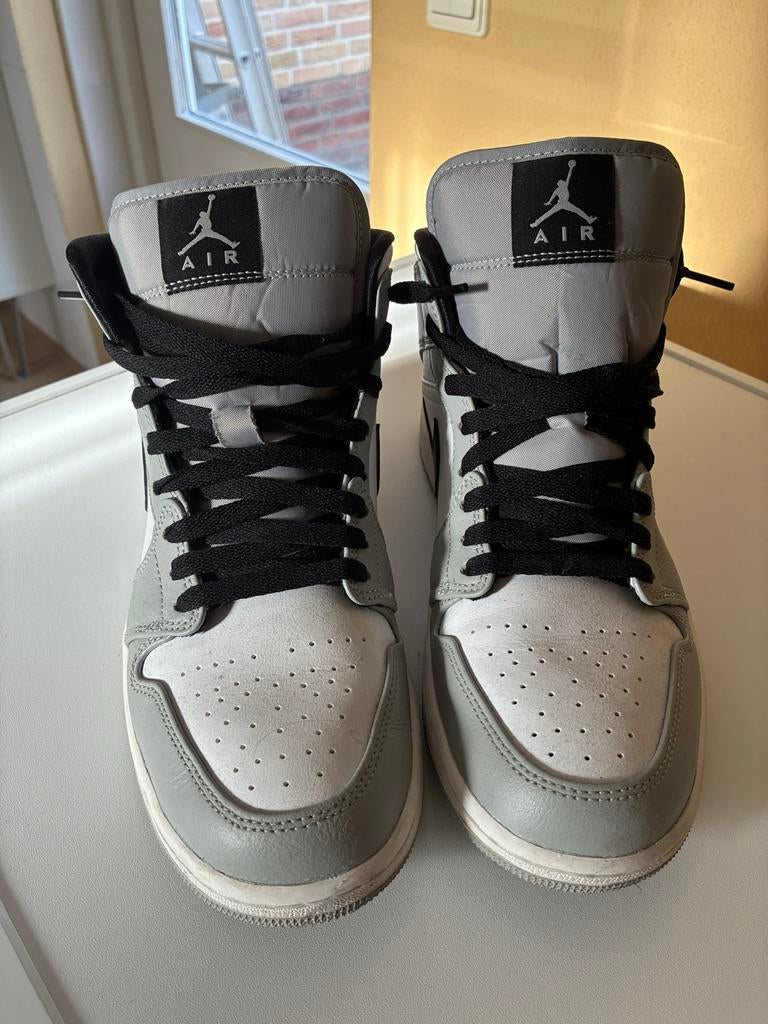 Nike Air Jordan 1 Mid Light Smoke Grey, Kleding | Heren, Schoenen, Ophalen, Zo goed als nieuw, Overige kleuren, Sneakers of Gympen