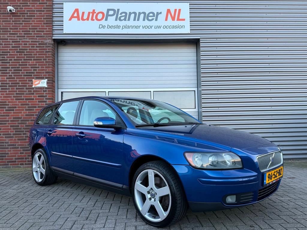 Volvo V50 2.5 T5 AWD Summum! 220PK! Clima! Cruise! Leder!, Auto's, Stoelverwarming, Gebruikt, 700 kg, Blauw