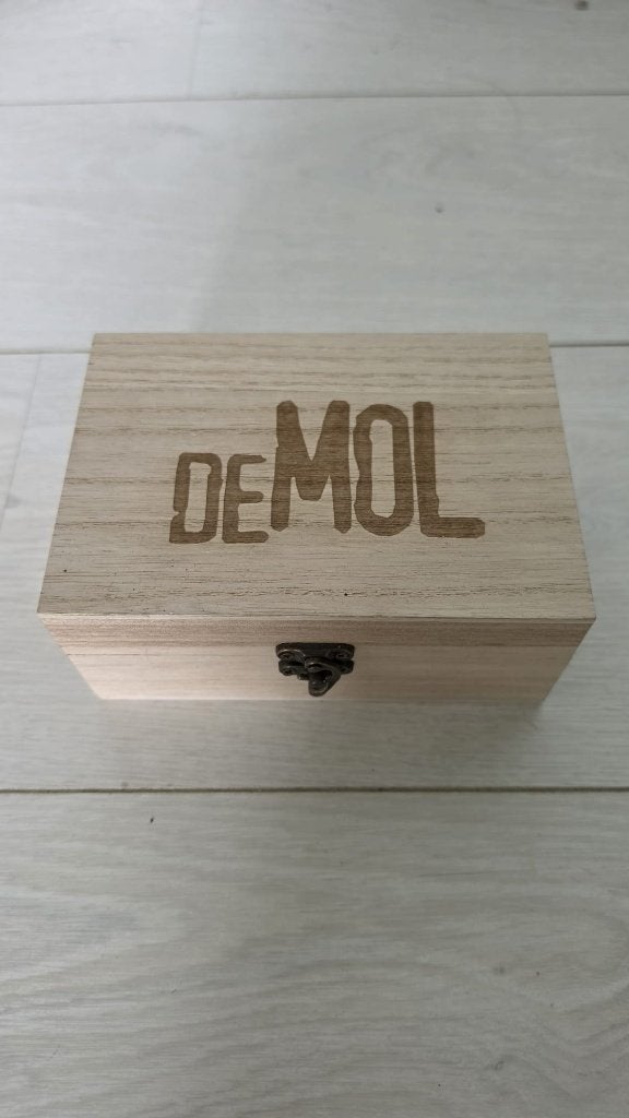 Houten Wie is de Mol? kistje, Verzenden, Zo goed als nieuw