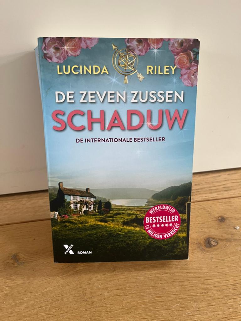 De Zeven Zussen - Schaduw door Lucinda Riley, Boeken, Ophalen of Verzenden, Zo goed als nieuw, Nederland