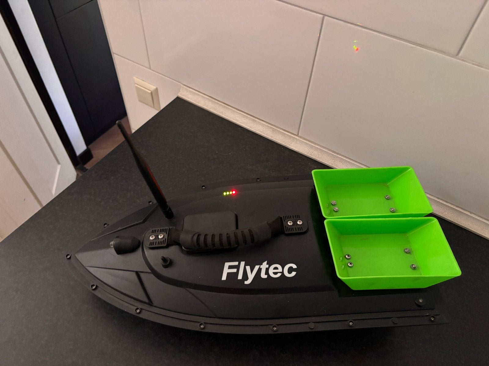 Voerboot Flytec met 2 accu's, lader en extra propellers, Watersport en Boten, Ophalen, Gebruikt, Overige typen