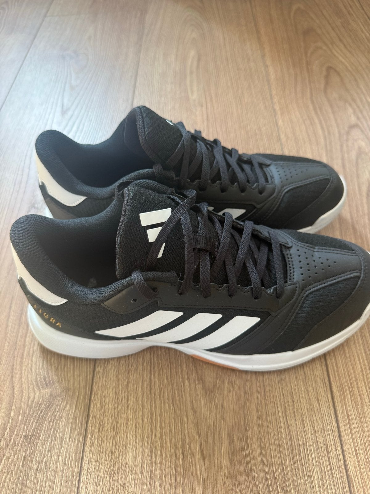 Nieuwe Adidas Ligra zaalschoenen - Zwart/Wit maat 42, Ophalen of Verzenden, Nieuw