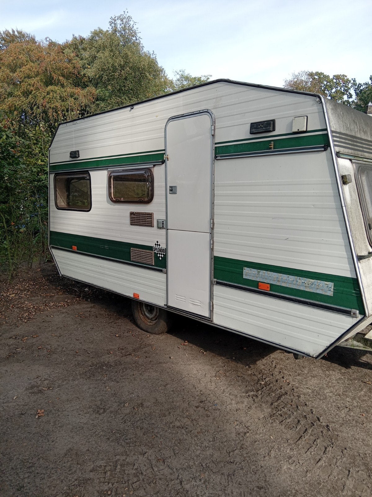 oude caravan zonder kenteken, Ophalen