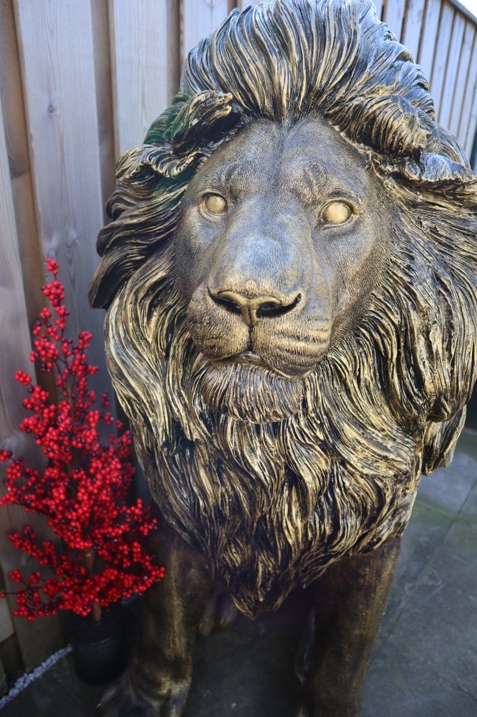 Leeuw beeld goud 134 cm – XXL zittend model dierenbeeld, Tuin en Terras, Tuinbeelden, Dierenbeeld, Kunststof, -, -