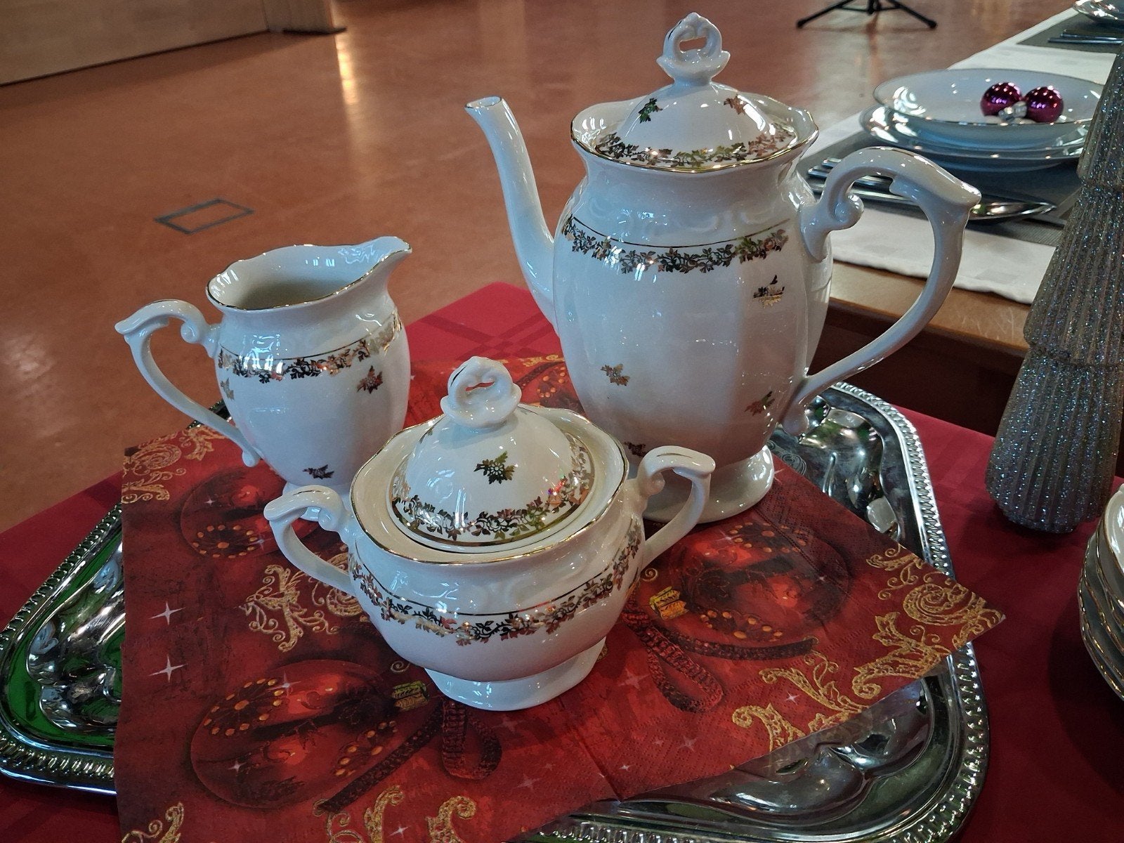 Thee-servies met goud decoratie. 12 delig. Leuk voor hightea, Ophalen