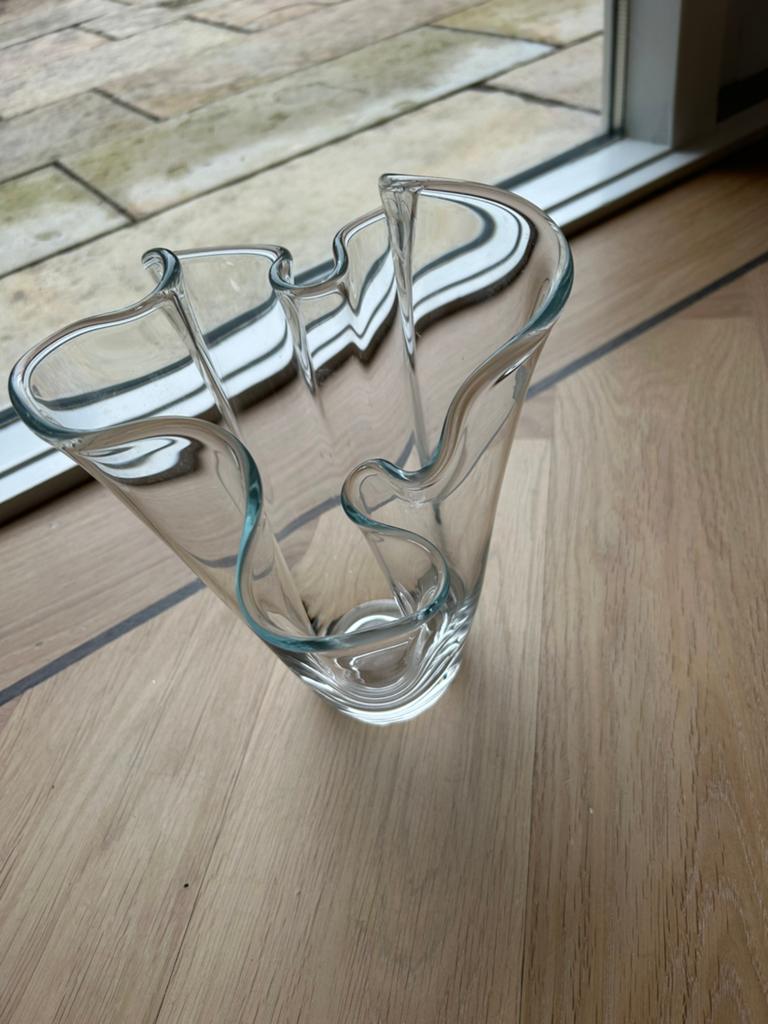 Prachtige 'zakdoek' vaas van 'gevouwen' glas, Ophalen of Verzenden, Zo goed als nieuw, Overige kleuren, Glas