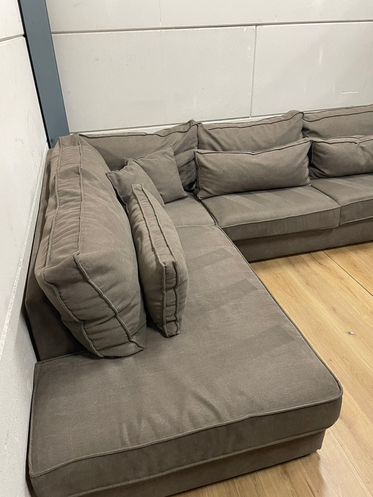 Mooie luxe suede taupe grijze hoekbank - GEREINIGD!!!, Ophalen, Luxe, Hoekbank, 300 cm of meer