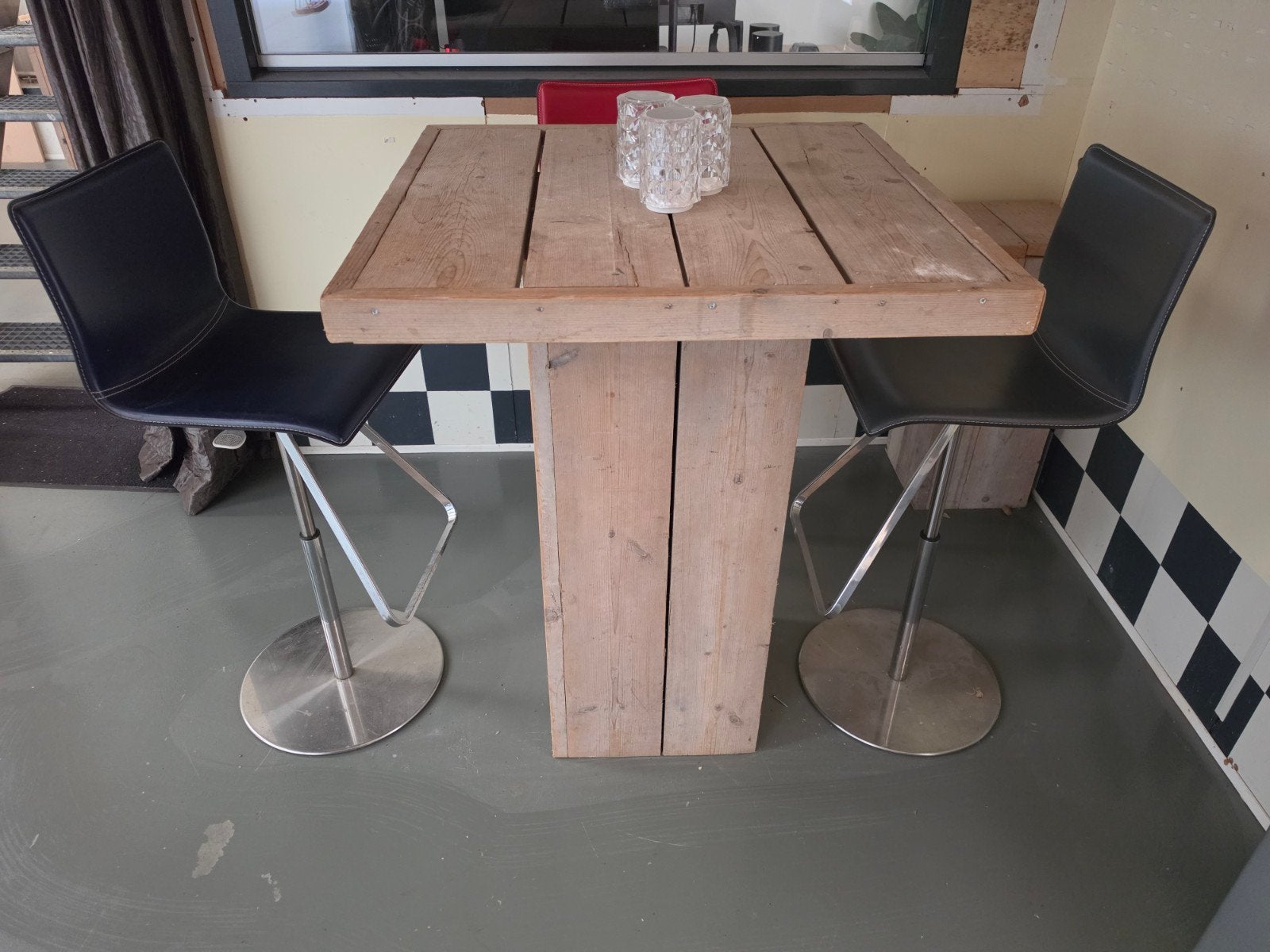 Moderne barkrukken, met steigerhouten statafel, Ophalen, Gebruikt, 90 cm of meer, In hoogte verstelbaar