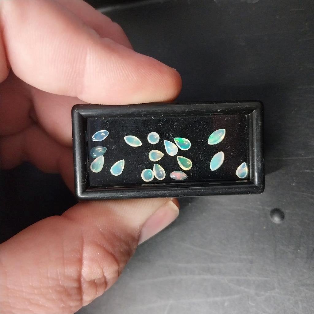Lot met veel kleine welo opaal cabochons, Verzamelen, Mineralen en Fossielen, Ophalen of Verzenden