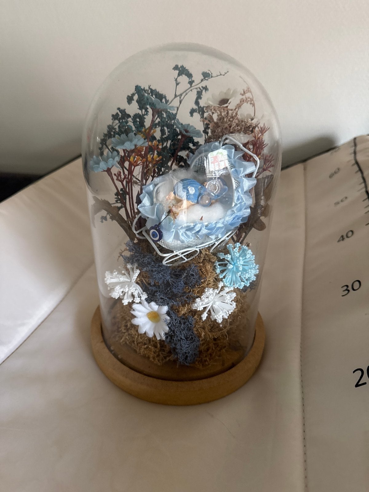 Kraamcadeau Jongen - Glazen Stolp met Bloemen en Baby, Ophalen of Verzenden, Nieuw, Kraamcadeau