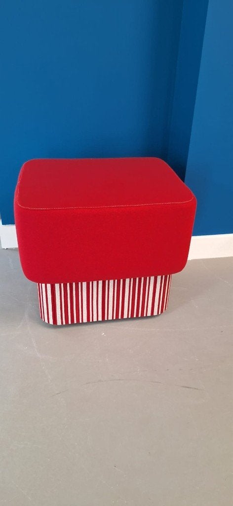 BuzziSpace designpoef – Rode poef met gestreepte onderkant, Minder dan 50 cm, Ophalen of Verzenden, Zo goed als nieuw, Stof