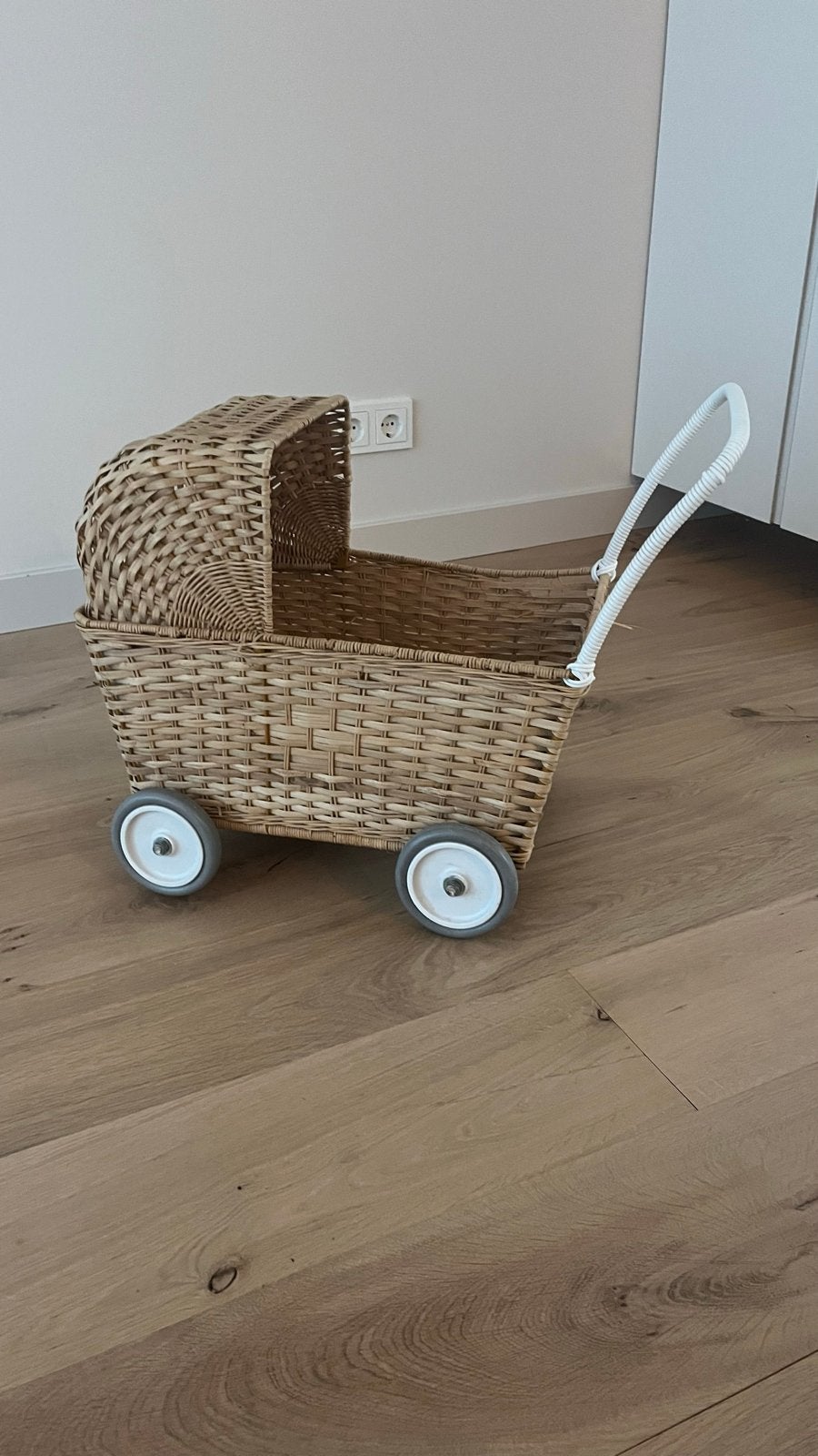 Olli Ella rieten poppenwagen met matrasje, Ophalen, Zo goed als nieuw, Overige typen