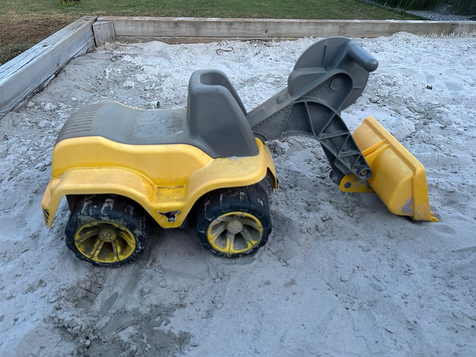 Gele graafmachine loopauto voor kinderen, Ophalen of Verzenden, Gebruikt