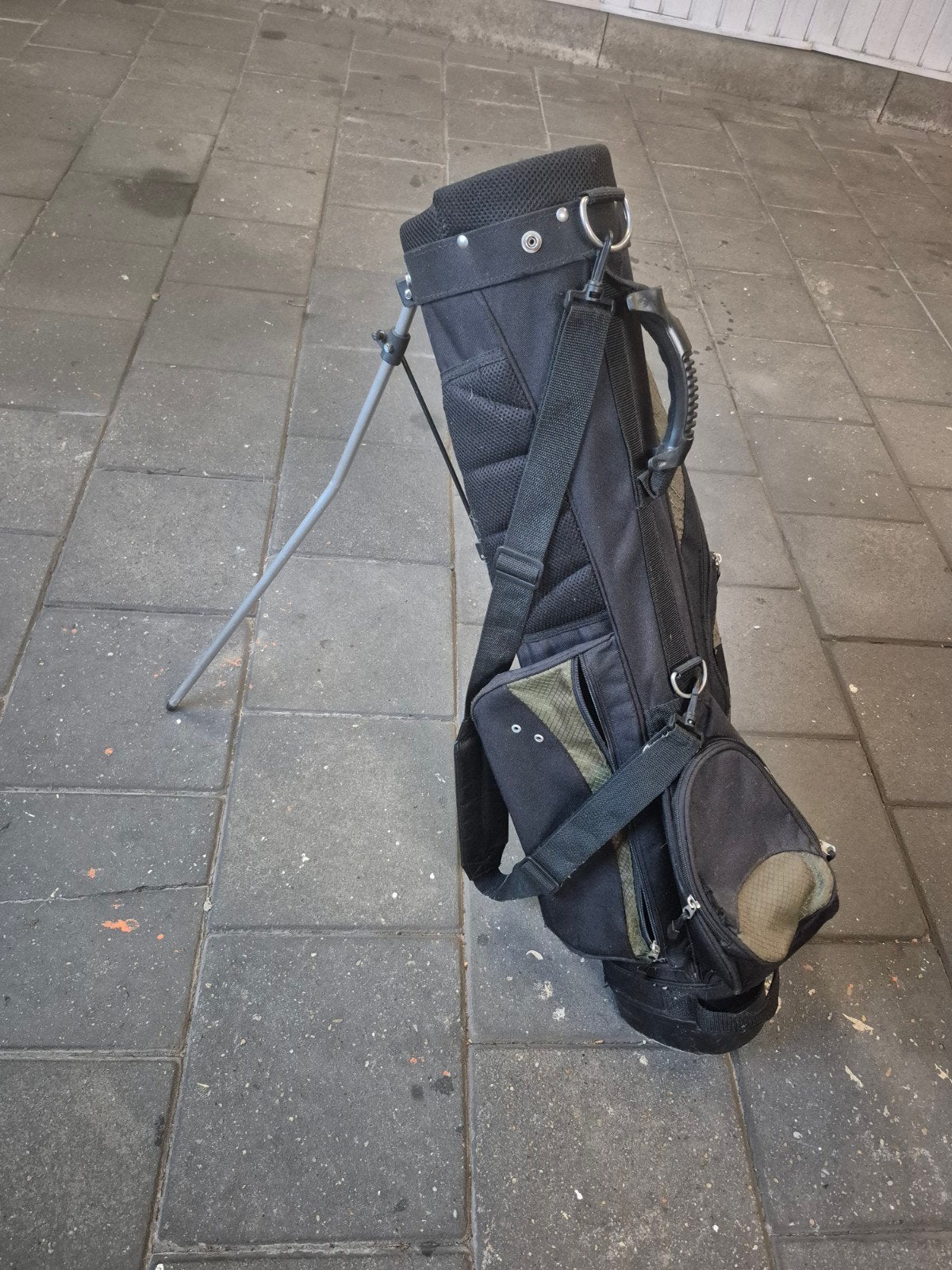 Zwarte golftas met draagriem en standaard, Ophalen