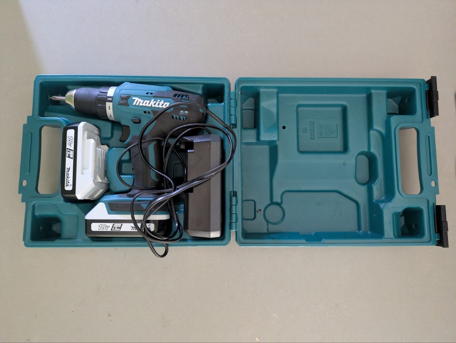 Makita DF488D Accuboormachine met 2x 18V accu en lader