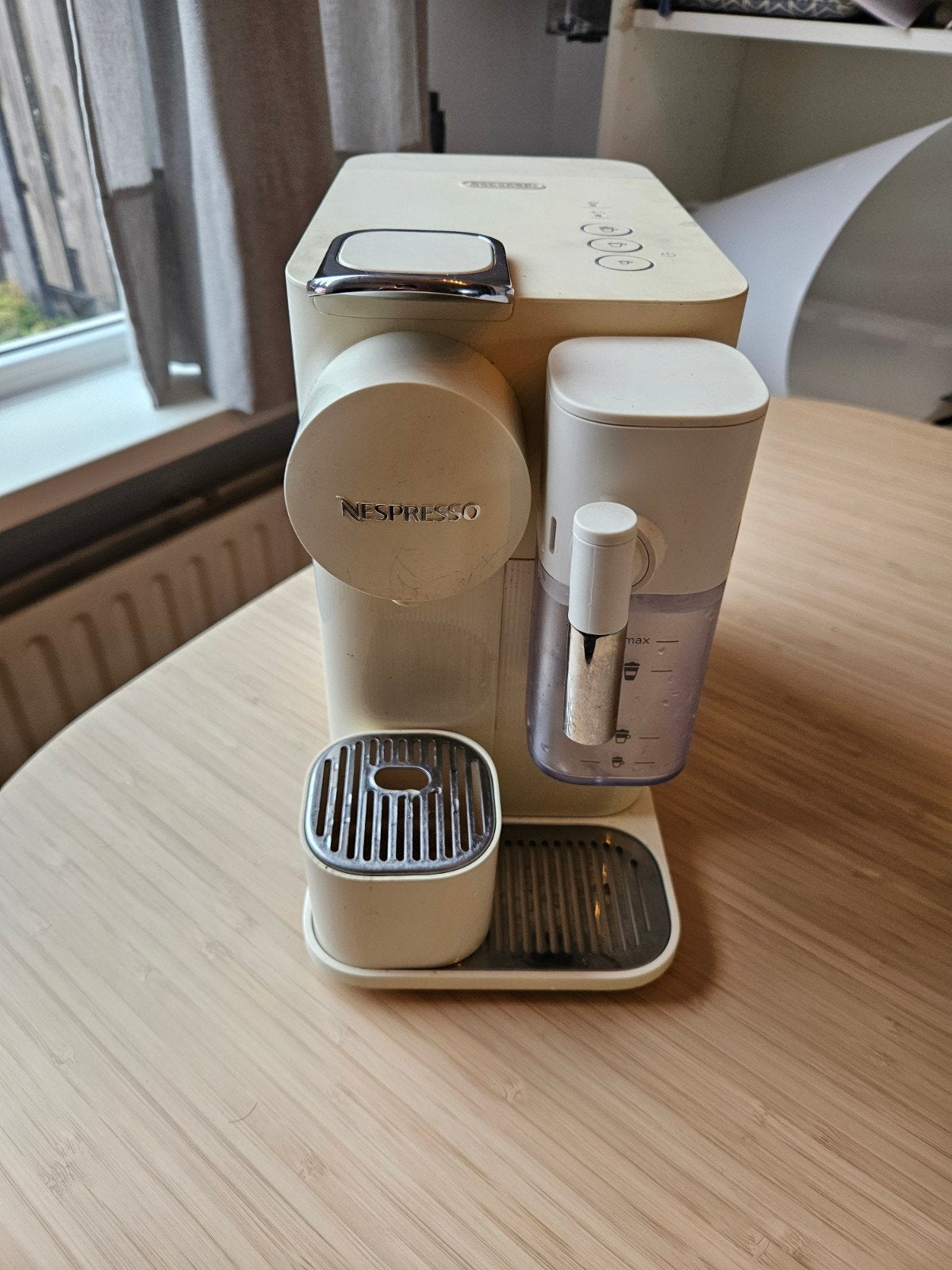 Nespresso De'Longhi Lattissima One, Ophalen, Gebruikt, Koffiemachine, 1 kopje