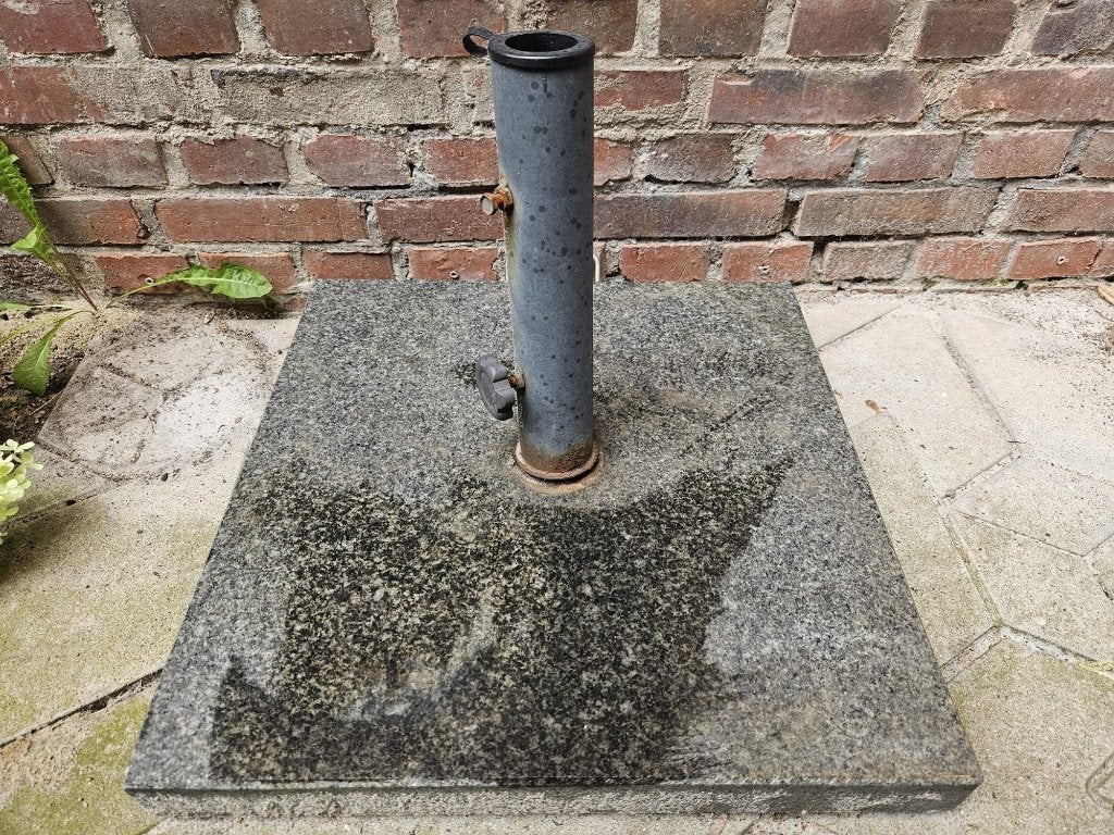 Parasolvoet graniet (25-30kg?) 50x50 cm, klein defect, Tuin en Terras, Parasols, Gebruikt, Parasolvoet, Minder dan 1 meter, Ophalen