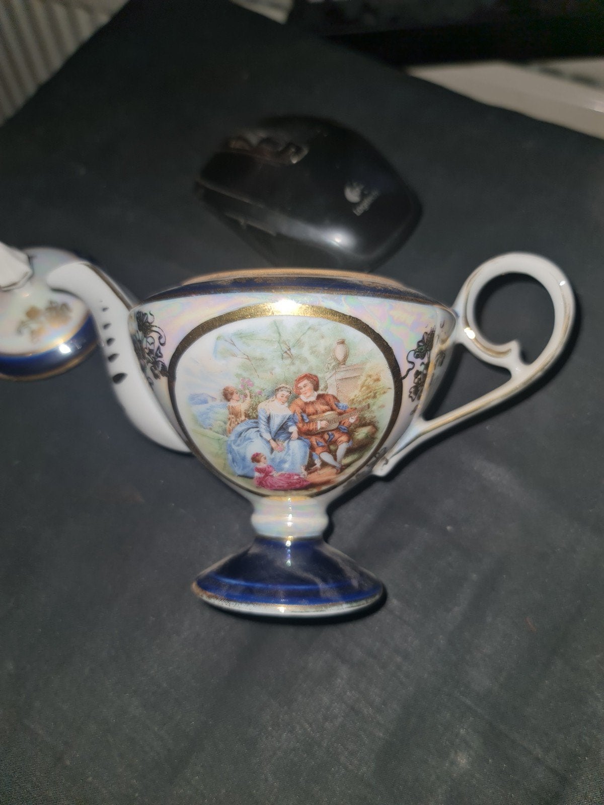Antiek theeservies: theepot, melkkan en kopje, Ophalen
