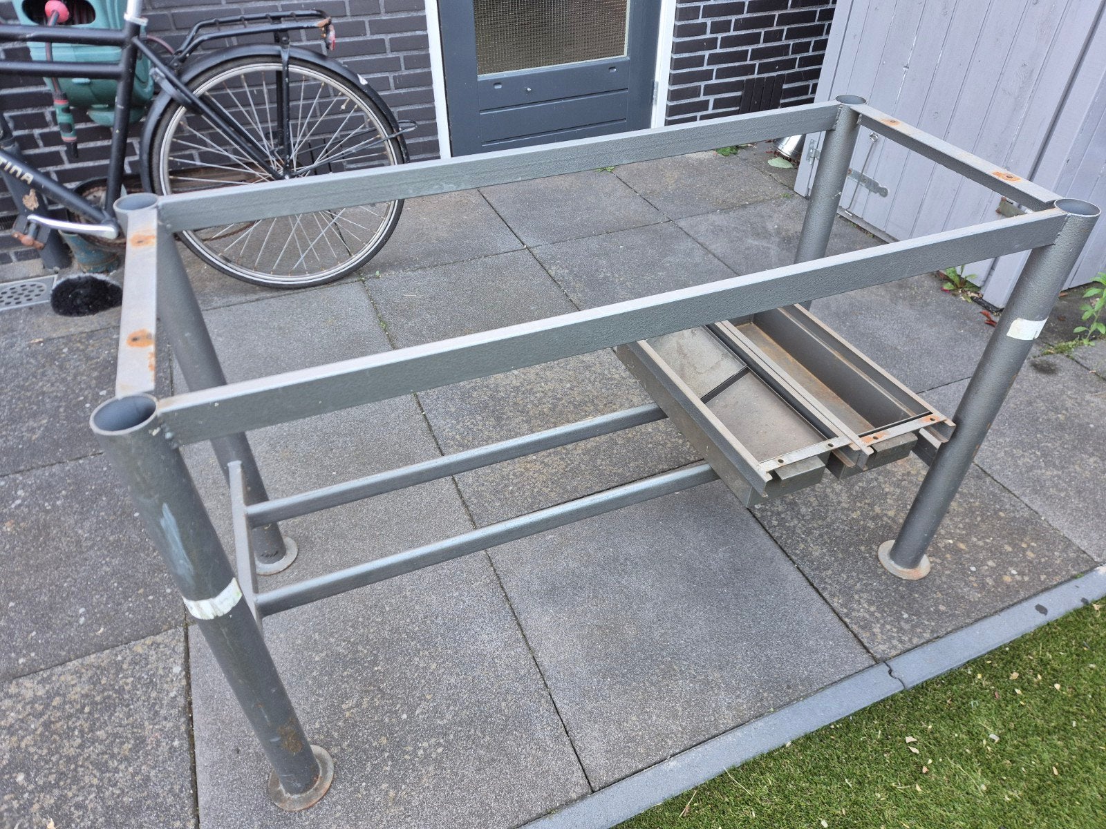 Stevig metalen onderstel voor werkbank of tafel, Ophalen, Gebruikt