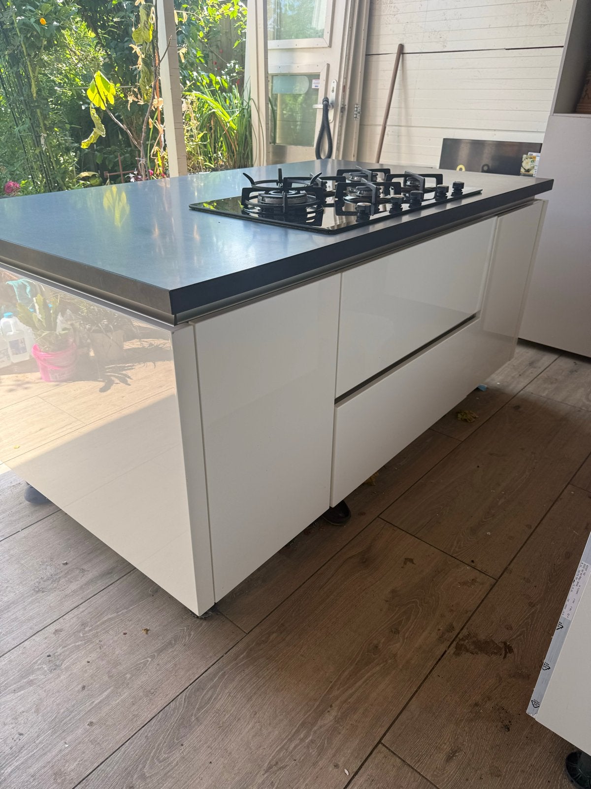 Moderne witte keukeneiland met kookplaat en lades, Ophalen, Gebruikt, Wit, Enkelwandige keuken