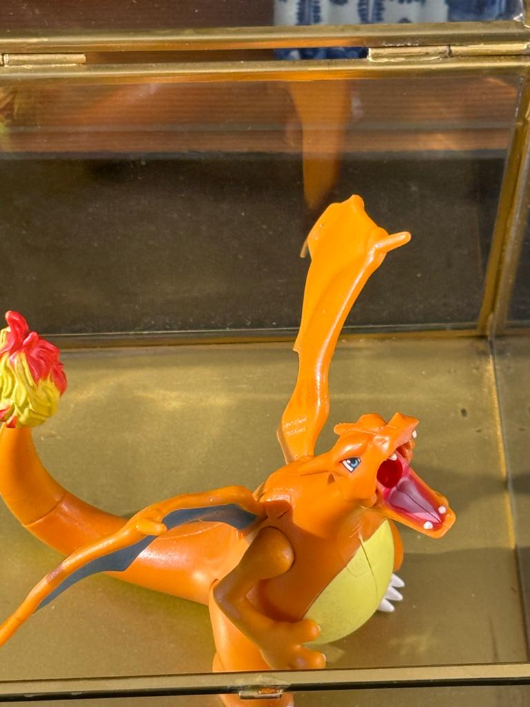 Charizard Pokémon figuur in glazen vitrine, Pokemon, Ophalen of Verzenden, Zo goed als nieuw