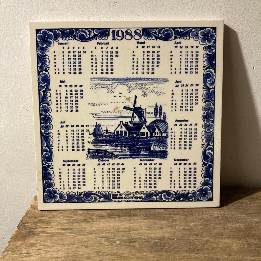 Delfts blauwe kalendertegel 1988 met Hollands landschap, Ophalen of Verzenden