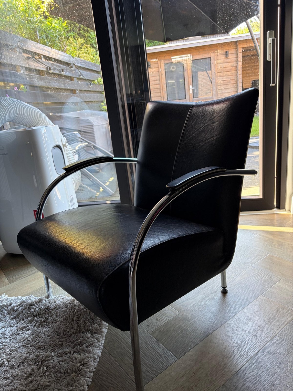 2 zwart leren fauteuils van IJtsma Wonen, Huis en Inrichting, Fauteuils, Ophalen, Gebruikt, 50 tot 75 cm, Leer