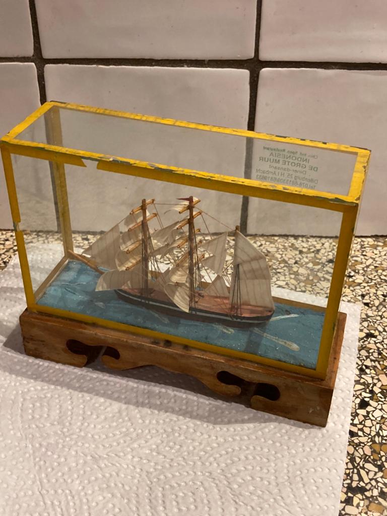Boot achter glas, Hobby en Vrije tijd, Modelbouw | Boten en Schepen, Ophalen of Verzenden, Zo goed als nieuw