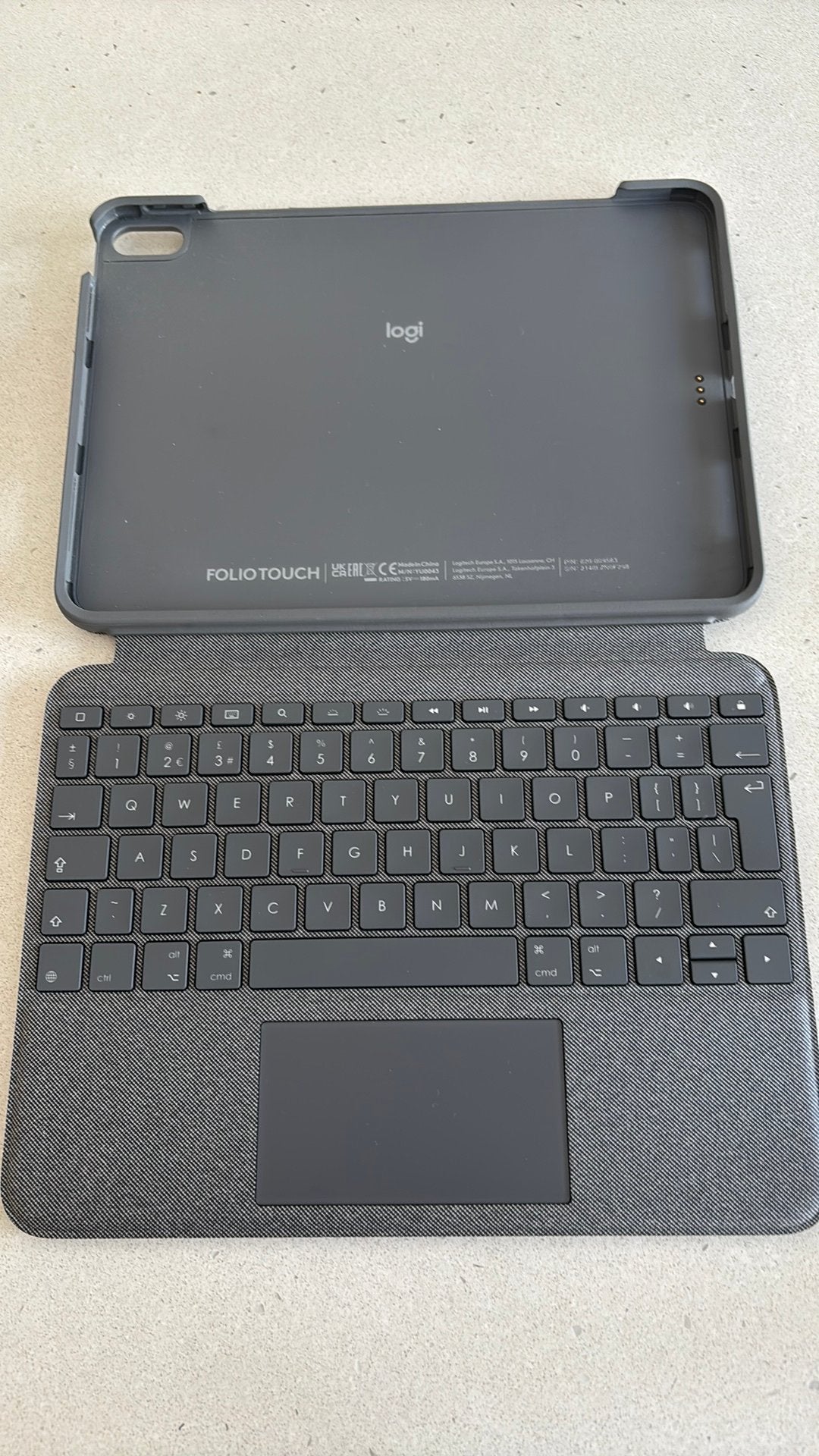 Logi Case met toetsenbord IPad air (4e generatie), Ophalen, Zo goed als nieuw, 10 inch, Bescherming voor- en achterkant