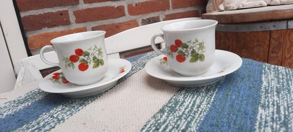 Vintage set brocante aardbeien kop & schotel., Antiek en Kunst, Ophalen of Verzenden