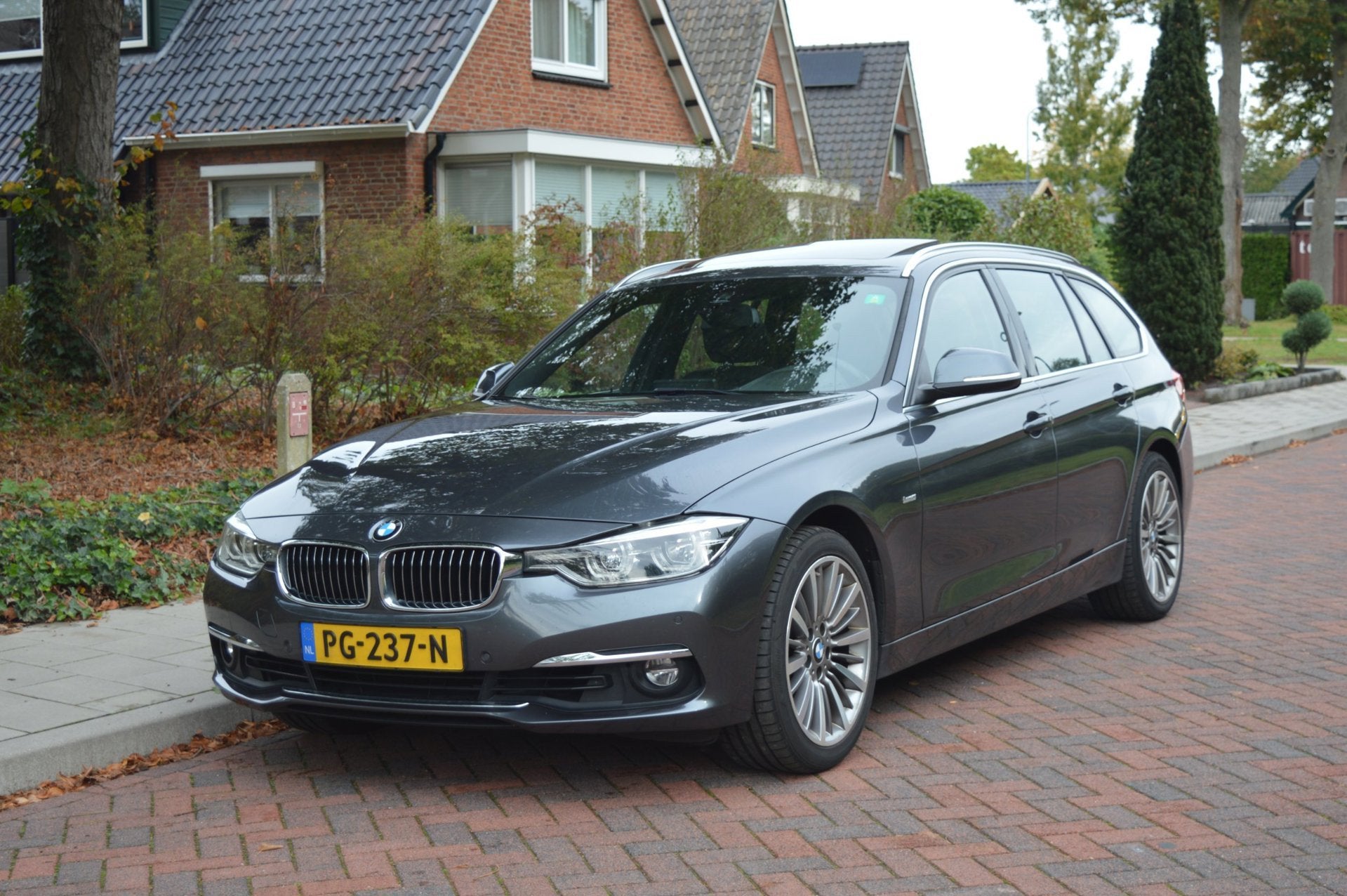 BMW 3-serie Touring 320i Edition Sport Line Shadow High Exe, Automaat, 1998 cc, Achterwielaandrijving, 4 cilinders